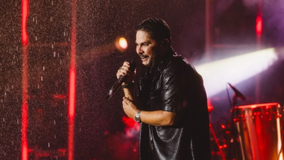 Multidão vibra em show da turnê de Jorge e Mateus, mesmo com chuva intensa em Manaus