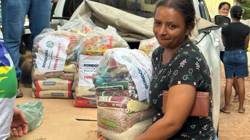 Cheia do Rio Madeira: mais de 1.400 cestas básicas são entregues a famílias em Porto Velho
