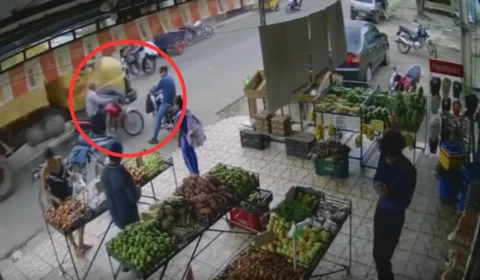 VÍDEO: motociclista morre ao tentar ultrapassar caçamba e ser atropelado em Itacoatiara