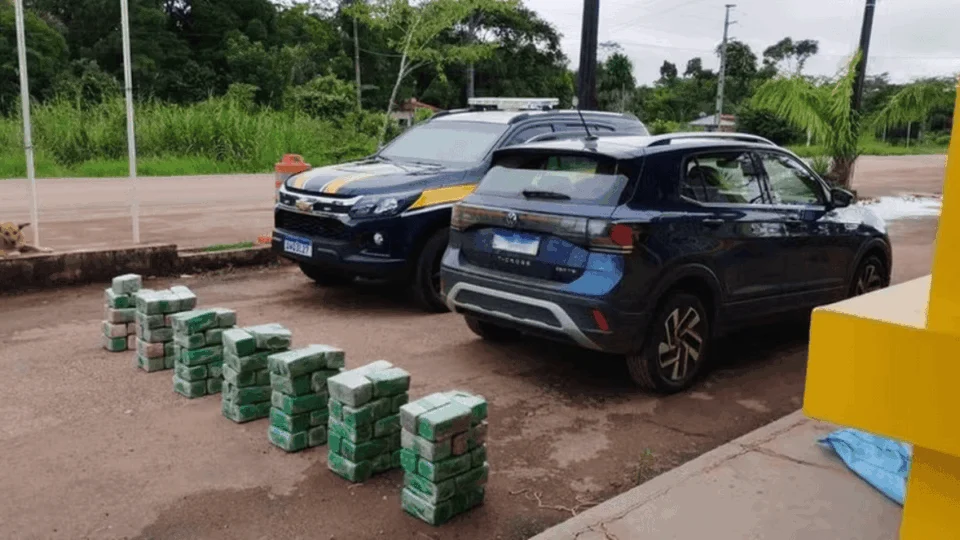 PRF persegue homem que deixa carro com mais de 100 kg de skunk para trás e foge em Rio Branco