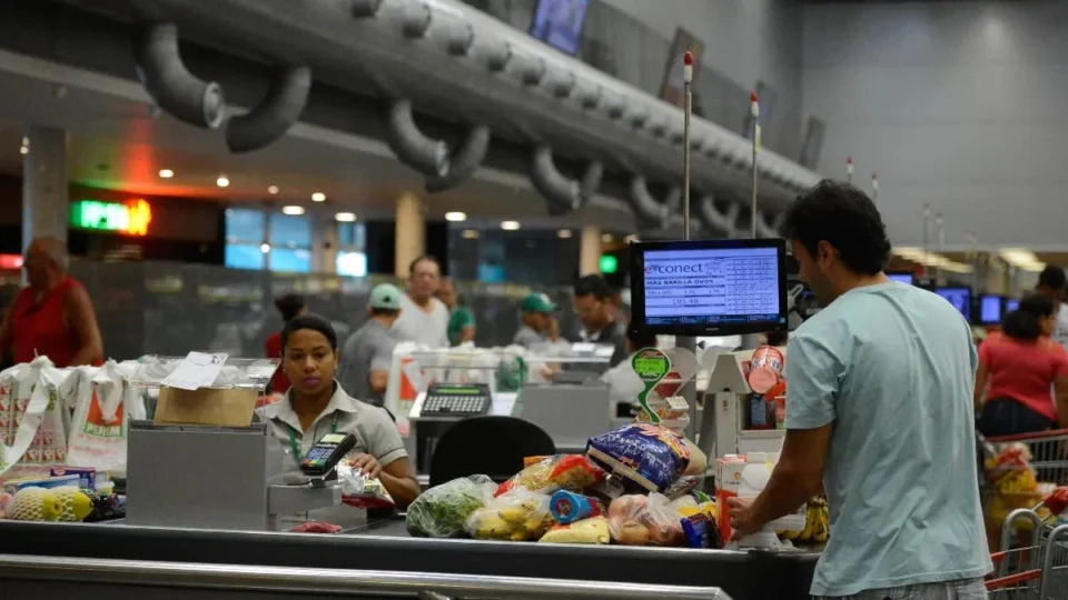 Preços nos supermercados sobem no governo Lula, segundo pesquisa