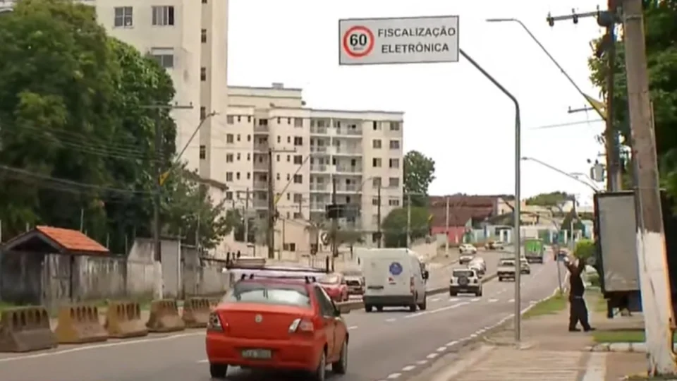 Novos radares de velocidade são instalados na avenida Nilton Lins, em Manaus