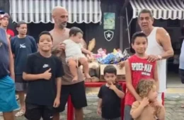 Zeca Pagodinho distribui ovos de Páscoa em Xerém com ajuda de Fábio Jr.