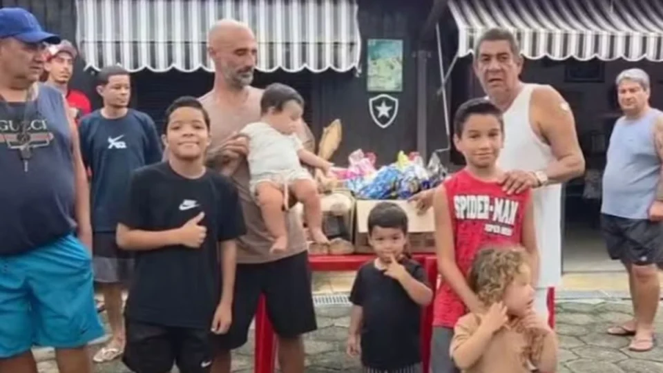 Zeca Pagodinho distribui ovos de Páscoa em Xerém com ajuda de Fábio Jr.