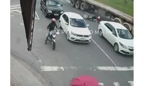 Motociclista escapa de ser esmagado por caminhão em acidente em Manaus; vídeo impressiona