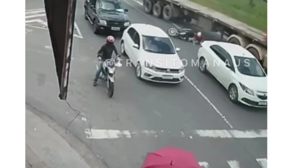 Motociclista escapa de ser esmagado por caminhão em acidente em Manaus; vídeo impressiona