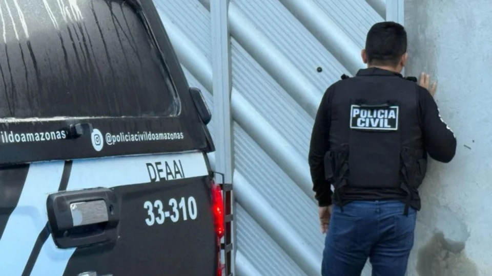 Namorada de adolescente suspeito de abusar da própria irmã é apreendida por participação nos atos em Manaus