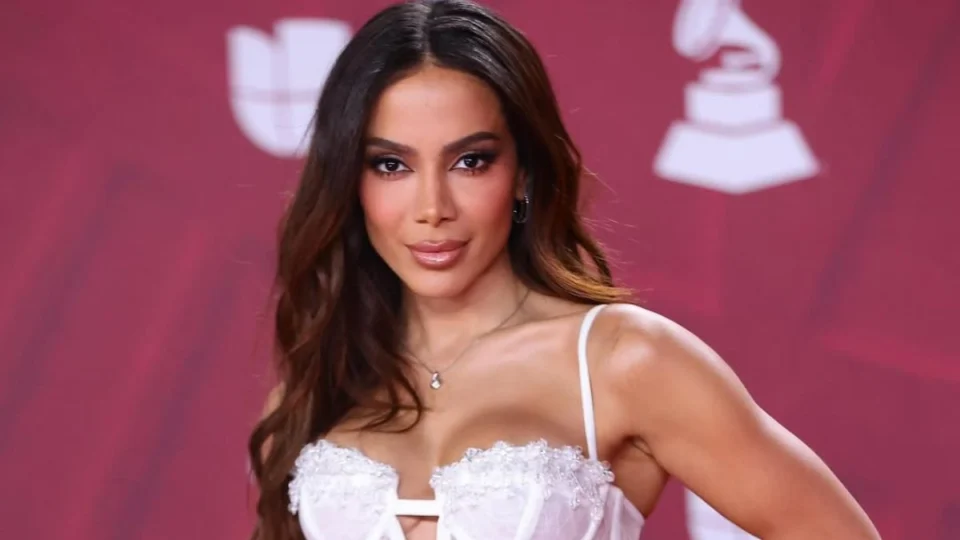 Anitta x Annita: cantora disputa direito sobre nome de remédio para verme