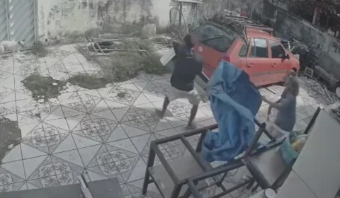 Câmeras flagram homem invadindo casa de idosa e furtando ar-condicionado em Manaus