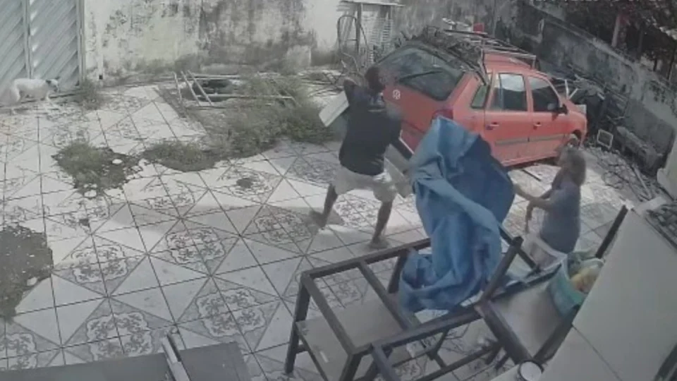 Câmeras flagram homem invadindo casa de idosa e furtando ar-condicionado em Manaus