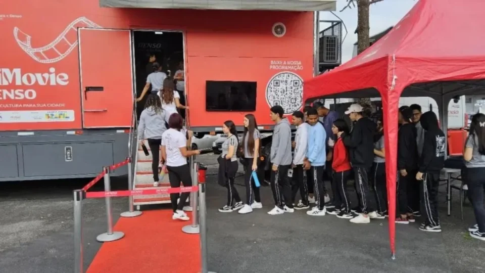 No coração da Amazônia: carreta viaja cerca de 7 dias para levar cinema gratuito