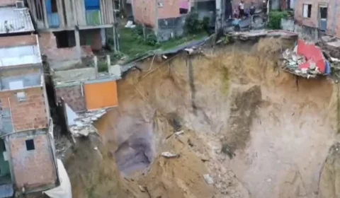 ‘SOS Mauazinho’: moradores fazem protesto após desabamento de casas em Manaus