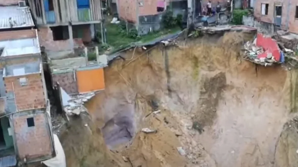 ‘SOS Mauazinho’: moradores fazem protesto após desabamento de casas em Manaus