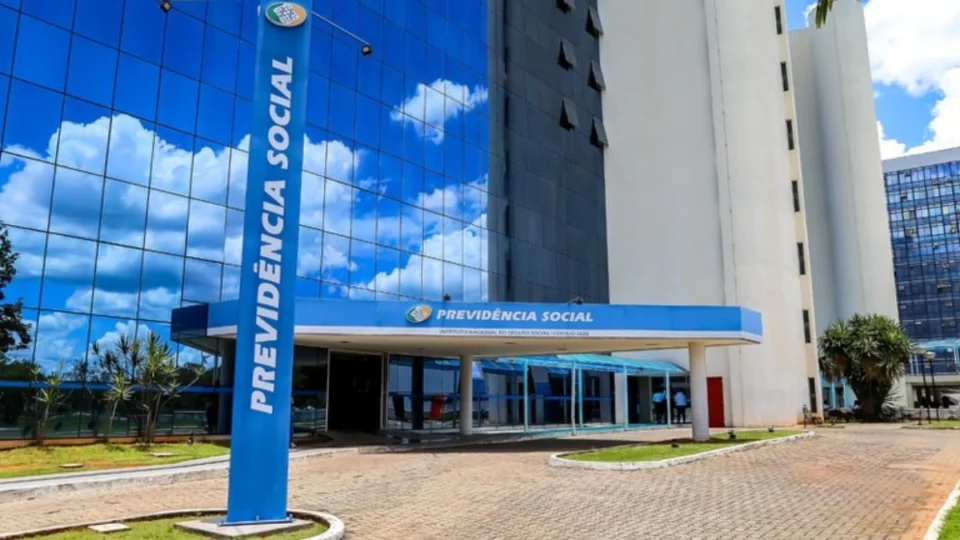 Governo suspende descontos em folha no INSS e promete devolver valores após fraude bilionária