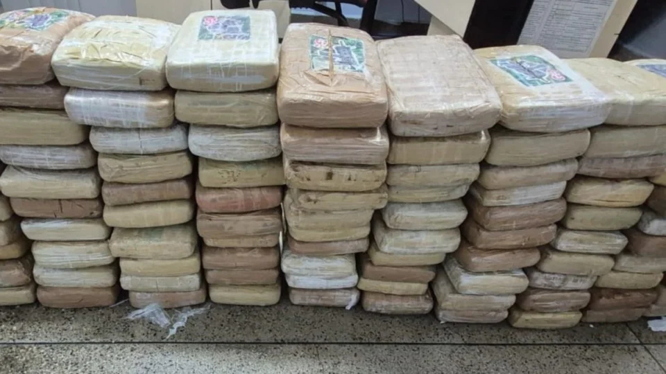 Droga escondida em igreja: dupla é presa com 138 kg de maconha em Manaus