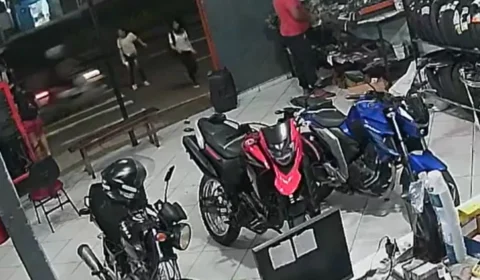 Estudante é atropelada por motociclista na faixa de pedestres em Manaus; veja vídeo