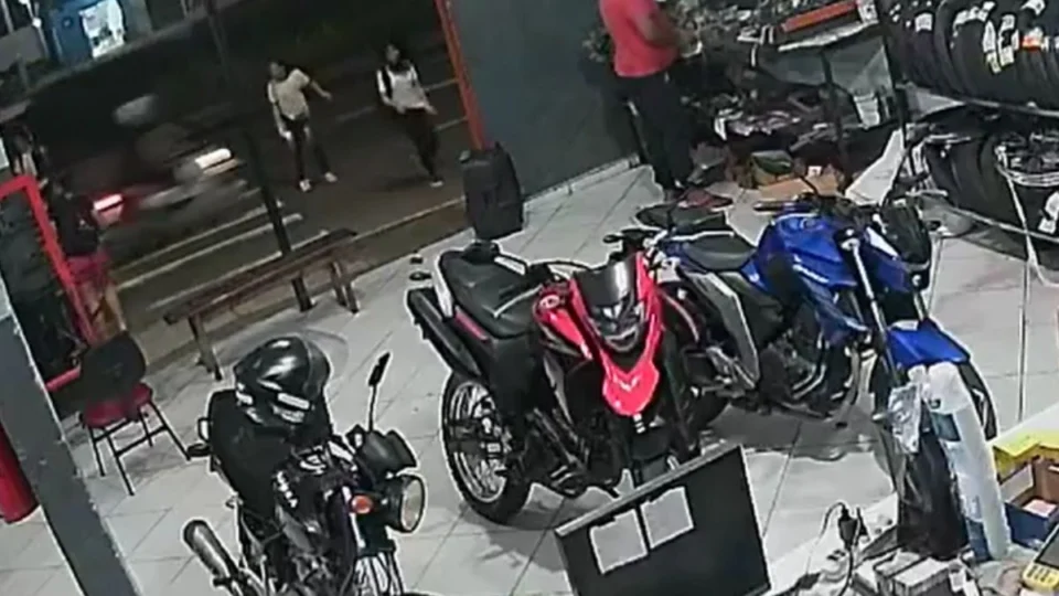 Estudante é atropelada por motociclista na faixa de pedestres em Manaus; veja vídeo