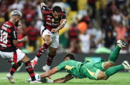 De olho na liderança do Brasileirão, o Flamengo recebe o Corinthians neste domingo (27)