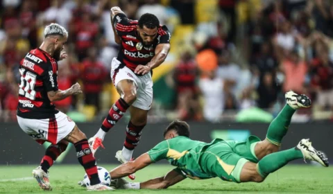 De olho na liderança do Brasileirão, o Flamengo recebe o Corinthians neste domingo (27)