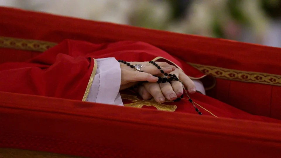 Fotos do Papa Francisco em caixão humilde são exibidas durante rito de declaração de morte