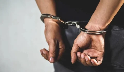 Homem invade casa e abusa jovem enquanto ela dormia com a filha no Amazonas