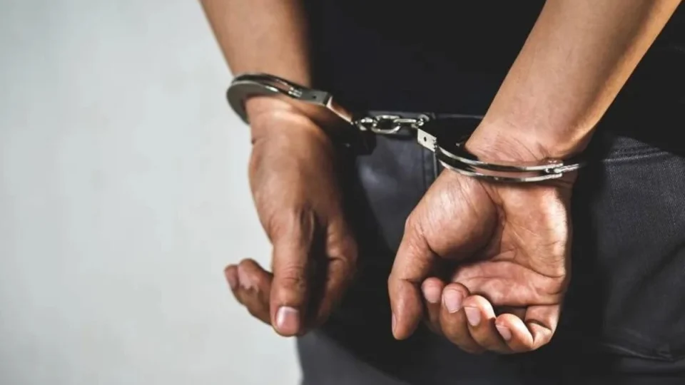 Homem invade casa e abusa jovem enquanto ela dormia com a filha no Amazonas