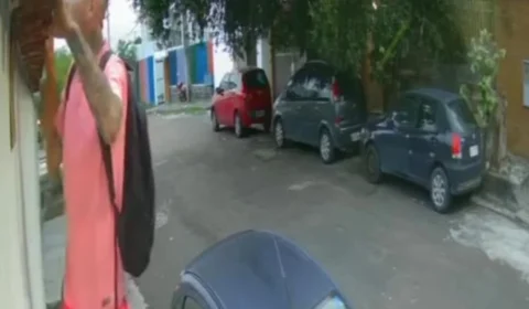 VÍDEO: homem invade casa duas vezes, furta e ainda defeca na casinha do cachorro em Manaus
