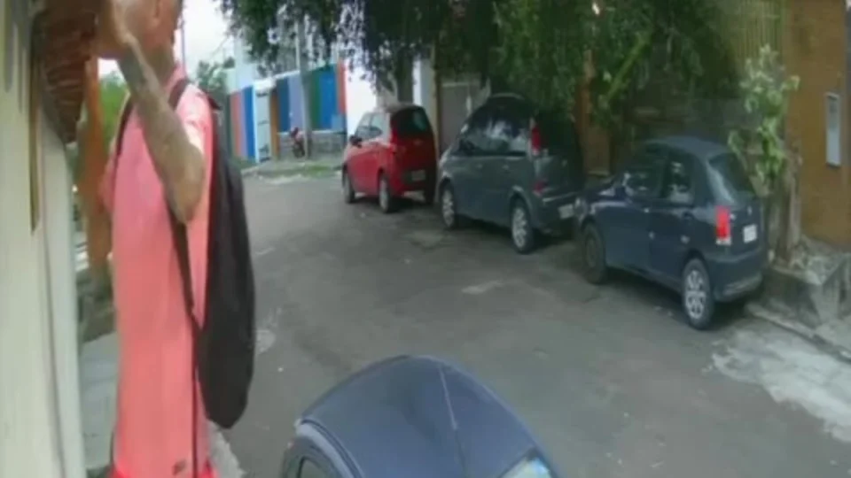 VÍDEO: homem invade casa duas vezes, furta e ainda defeca na casinha do cachorro em Manaus