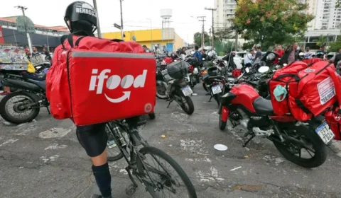 iFood faz aumento discreto em taxa para motoboys, abaixo do pedido por eles