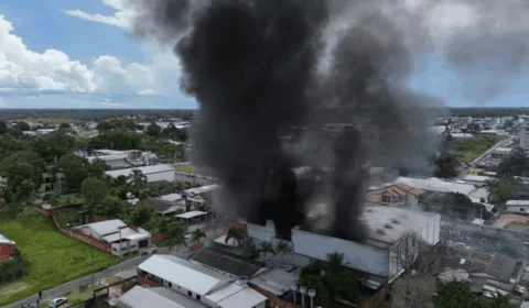 VÍDEO: Incêndio de grande proporção atinge loja de veículos em Cruzeiro do Sul e deixa feridos