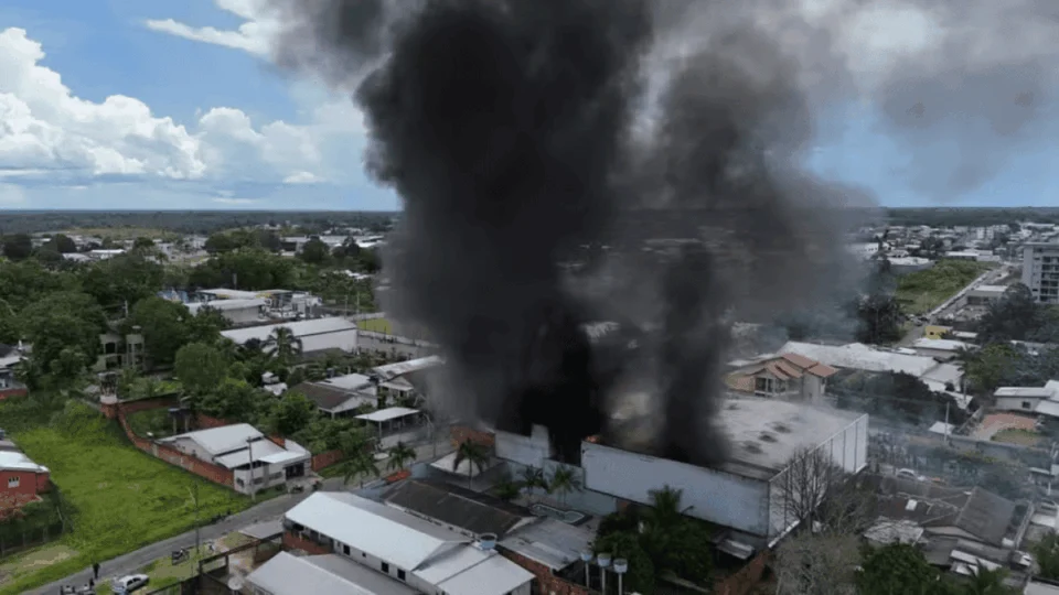 VÍDEO: Incêndio de grande proporção atinge loja de veículos em Cruzeiro do Sul e deixa feridos