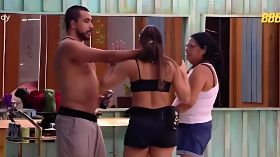 Mike é repreendido no BBB 25 após comportamento inadequado com Renata
