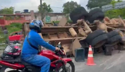 VÍDEO: motorista de caminhão fica preso nas ferragens após tombamento na zona norte de Manaus