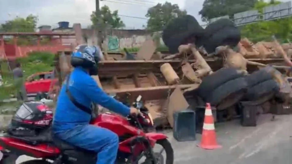 VÍDEO: motorista de caminhão fica preso nas ferragens após tombamento na zona norte de Manaus