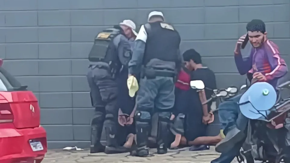 VÍDEOS: criminosos são presos em flagrante com motorista de app sequestrado no porta-malas em Manaus