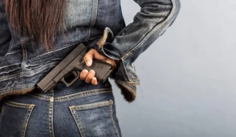 Mulheres sob medida protetiva poderão portar arma, decide Senado