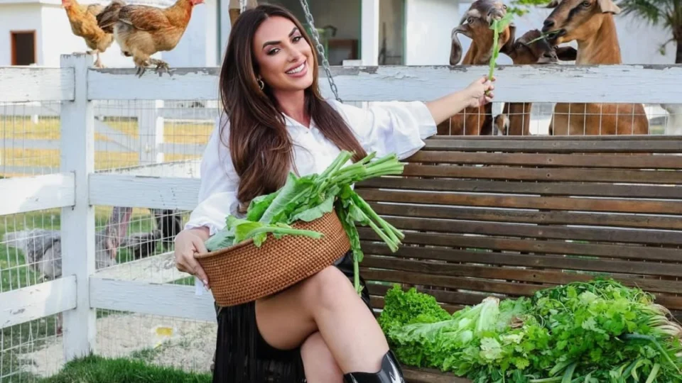 Nicole Bahls quer transformar sua fazenda em asilo para amigos gays: ‘asilo das bee’
