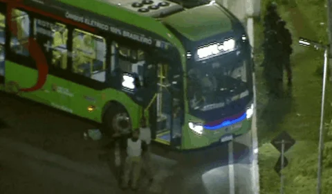 Homem mantém motorista de ônibus refém com faca em Itaquera, zona leste de SP