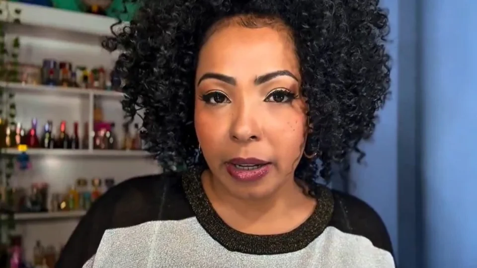 ‘Me escondia no banheiro’: ex-assistente do ‘The Noite’ expõe bastidores após acusação contra Otávio Mesquita