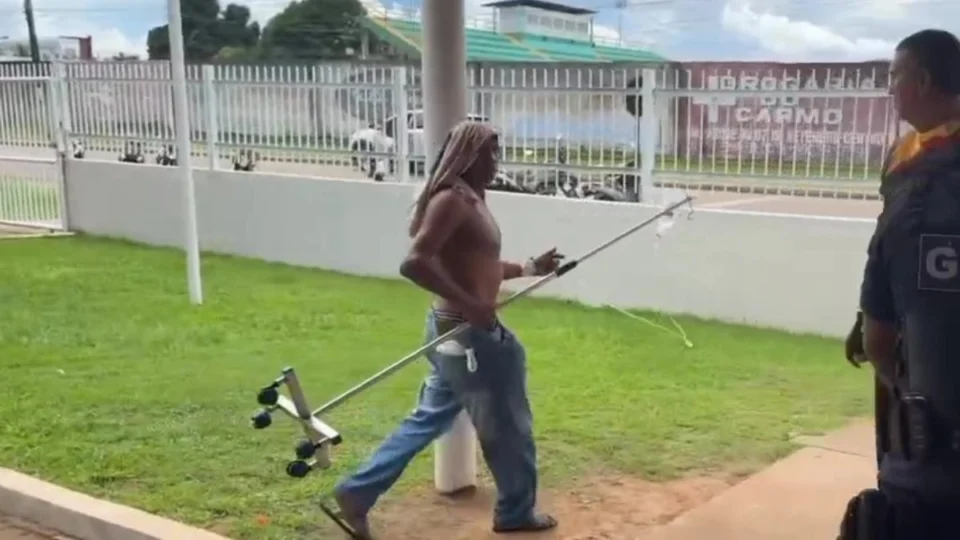 VÍDEO: paciente tenta fugir de hospital no Amazonas com soro pendurado no braço