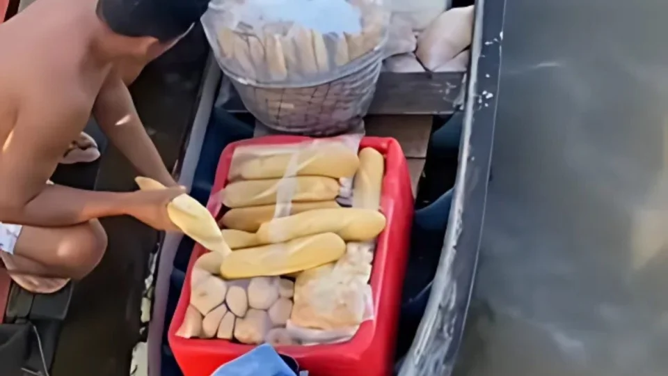 Você sabia? Padaria flutuante é sucesso no interior da Amazônia; veja vídeo