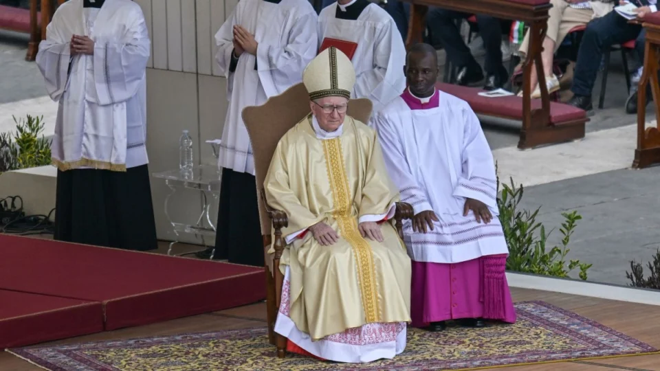 Quem é Pietro Parolin, cardeal que usou mitra do papa e é favorito nas casas de aposta