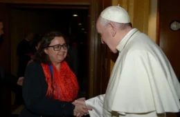 Professora da UFRR relembra encontro emocionante com o Papa Francisco durante evento em Roma