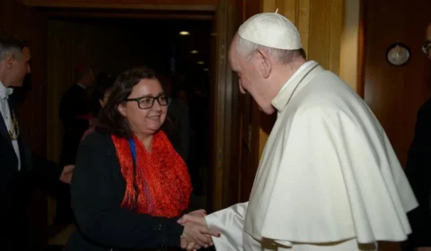 Professora da UFRR relembra encontro emocionante com o Papa Francisco durante evento em Roma