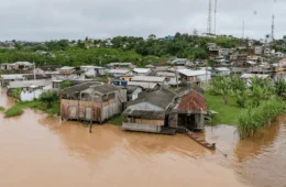 Nível do Rio Juruá se aproxima da cota de transbordo e acende alerta em ribeirinhos no Acre