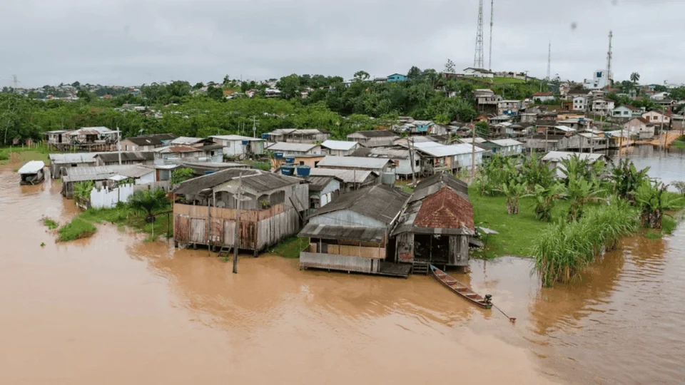 Nível do Rio Juruá se aproxima da cota de transbordo e acende alerta em ribeirinhos no Acre