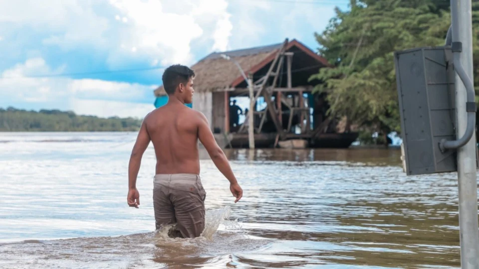 Rio Madeira se aproxima da cota de inundação e comunidades de Porto Velho sofrem com alagamentos