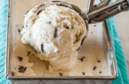 Veja como preparar um sorvete cremoso com apenas 3 ingredientes