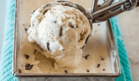 Veja como preparar um sorvete cremoso com apenas 3 ingredientes