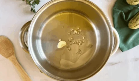 Colocar este tempero na água do feijão pode melhorar a digestão e evitar gases; veja qual